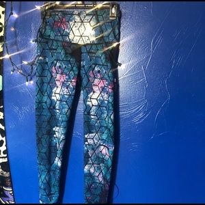 Geometric pattern workout leggings